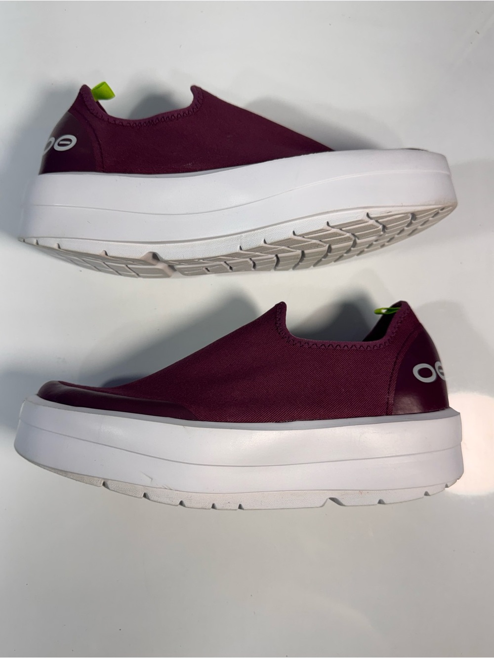 OOFOS OOmg eeZee Low Women’s Size 7 EU 38 Burgundy Wine Slip-On Recovery Shoes
